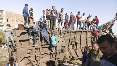 Foto-foto 2 Kereta Api Tabrakan di Mesir yang Tewaskan 32 Orang