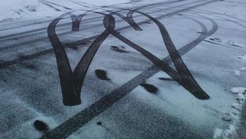 Jejak ban mobil yang estetik. Foto: Brightside/lex*xgrace25/Reddit