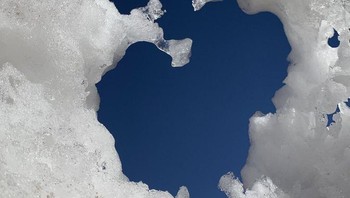 Bekuan es salju yang mulai meleleh menyerupai bentuk hati. Foto: Brightside/Grock555 Reddit