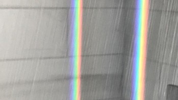 Dua pelangi  yang muncul di kamar mandi di pagi hari yang cerah. Foto: Brightside/BrightLittleFirefly/Reddit