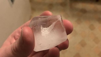 Sebuah es batu yang ditemukan memiliki tanda seperti logo Nike. Foto: Brightside/cbaxal/Reddit