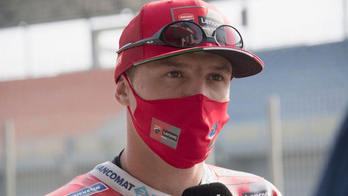 Free Practice II MotoGP Qatar 2021 DOHA, QATAR - MARCH 25: Jack Miller of Australia and Ducati Team speaks with journalist in pit during the MotoGP of Qatar - Previews at Losail Circuit on March 25, 2021 in Doha, Qatar. (Photo by Mirco Lazzari gp/Getty Images)
