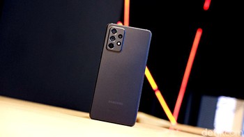 Ada empat warna yang dihadirkan Samsung. Adapun yang diunboxing varian Awesome Black. Foto: Adi Fida Rahman/detikINET