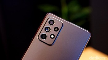 Bagian belakangnya terdapat empat kamera. Kamera utama masih 64 MP. lensa ultra-wide 12 MP, makro 5 MP dan lensa telephoto 12 MP yang mampu melakukan zoom optic 3x dan space zoom 30x. Foto: Adi Fida Rahman/detikINET