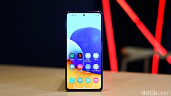 Galaxy A72 mengusung layar Super AMOLED 6,7 inch dengan refresh rate 90Hz. Foto: Adi Fida Rahman/detikINET