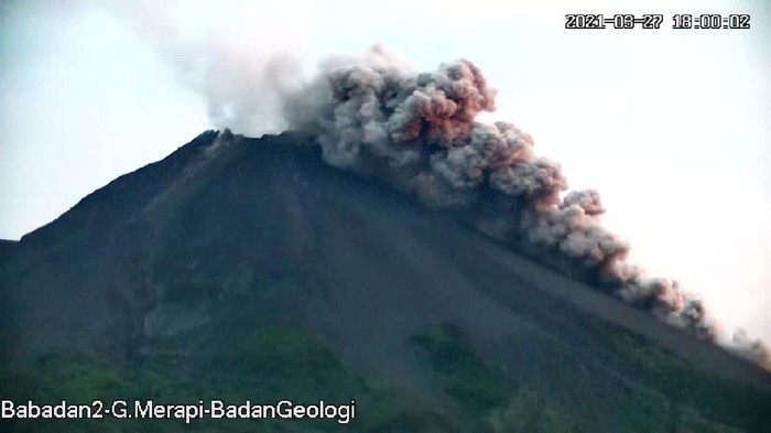 Gunung Merapi luncurkan awan panas, Sabtu (27/3/2021) petang.