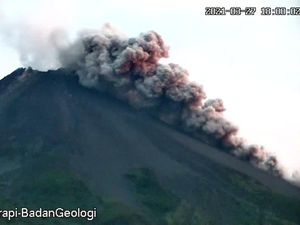 Gunung Merapi Kembali Luncurkan Awan Panas Petang Ini