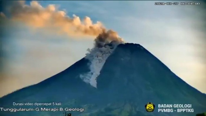 Gunung Merapi luncurkan awan panas, Sabtu (27/3/2021).