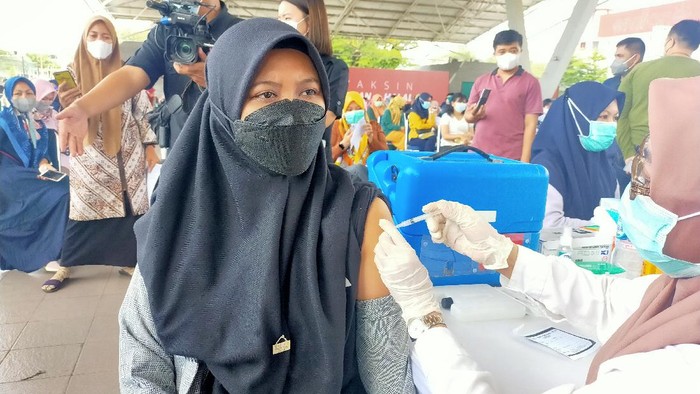 Guru di Kota Makassar jalani vaksinasi COVID-19