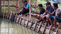 Di kawasan Pondok Aren, Tangerang Selatan, Banten, warga justru memancing ikan mas. (Andhika Prasetia/detikcom)