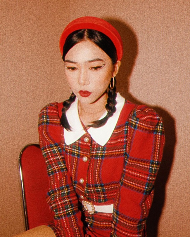 Setelahnya, Isyana Sarasvati kembali mengunggah foto. Kali ini ia tampil bergaya preppy chic dengan rambut kepang dua. Bibirnya tampak dipoles lipstik merah. Foto: Instagram/@isyanasarasvati