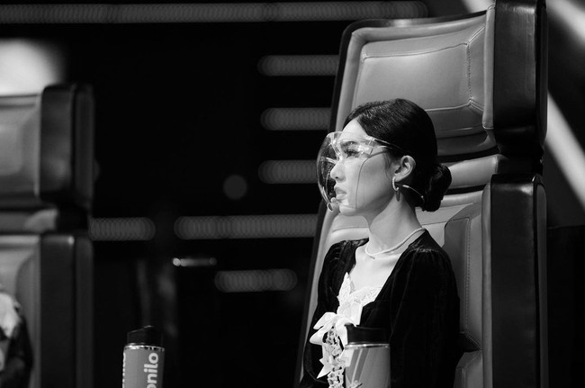 Isyana Sarasvati mengunggah beberapa foto yang merekam momen saat dirinya jadi juri The Voice Kids pada Kamis (25/3/2021). Foto: Instagram/@isyanasarasvati