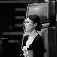 Isyana Sarasvati mengunggah beberapa foto yang merekam momen saat dirinya jadi juri The Voice Kids pada Kamis (25/3/2021). Foto: Instagram/@isyanasarasvati