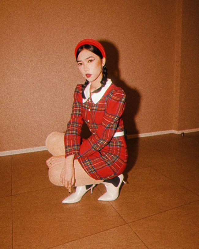 Cheon Seo Jin sendiri merupakan salah satu tokoh antagonis di The Penthouse 2. Gayanya ikonis dengan rambut belah pinggir dan sanggul/kuncir kuda yang ditata sleek. Foto: Instagram/@isyanasarasvati