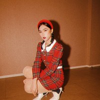 Cheon Seo Jin sendiri merupakan salah satu tokoh antagonis di The Penthouse 2. Gayanya ikonis dengan rambut belah pinggir dan sanggul/kuncir kuda yang ditata sleek. Foto: Instagram/@isyanasarasvati