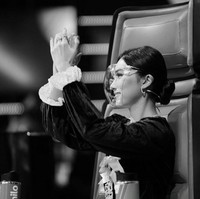 Tampil dengan rambut dicepol dan blouse beludru, penampilannya disebut sangaat mirip karakter drakor The Penthouse 2 Cheon Seo Jin, yang diperankan Kim So Yeon. Foto: Instagram/@isyanasarasvati