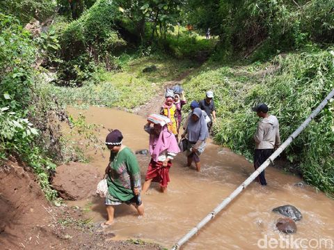 Diduga karena pondasinya tergerus aliran sungai, jembatan di Situbondo ambrol. Jembatan ini di Desa Kedunglo, Kecamatan Asembagus.