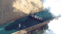 Seperti dilansir Associated Press, Sabtu (27/3/2021), citra satelit dan foto-foto yang dipublikasikan Otoritas Terusan Suez menunjukkan bagian haluan kapal bernama MV Ever Given ini terjepit di dinding timur kanal tersebut, sedangkan buritannya menempel pada dinding barat kanal. Maxar Technologies via AP.