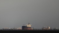 Kapal kontainer raksasa dengan bobot 224.000 ton ini terjebak di Terusan Suez usai menghadapi badai pasir dan cuaca buruk, yang memicu visibilitas rendah dan navigasi buruk. Otoritas Mesir melarang media untuk mendekati lokasi kejadian. Dampak dari insiden ini, lebih dari 200 kapal terpaksa menunggu di luar Terusan Suez hingga Jumat (26/3) waktu setempat dan beberapa kapal mulai mengubah rute. AP Photo/Mohamed Elshahed.