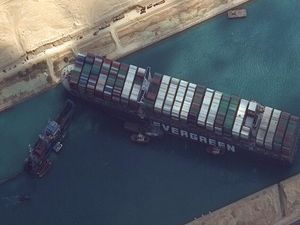 Sisa Cerita Kandasnya Kapal Kargo di Terusan Suez: Kutukan Firaun dan Sex Toys