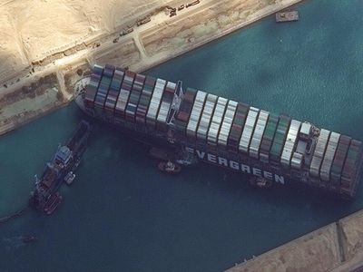 Kandasnya Kapal Raksasa di Terusan Suez Masih Jadi Sorotan Dunia