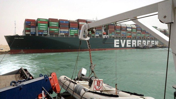 Kapal raksasa tersangkut di Terusan Suez: Dapat segera dilepaskan, kata pemilik kapal
