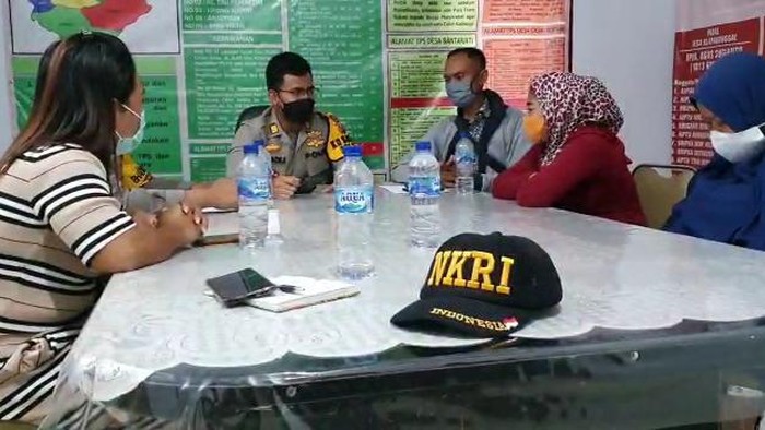 Kapolsek Klapanunggal Mendamaikan Dua Wanita yang Ribut Utang