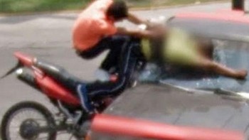 Menabrak mobil. Foto: dok Jon Rafman