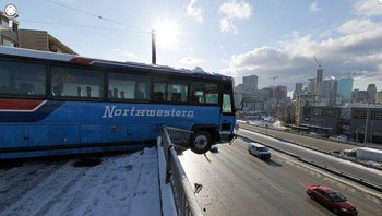 Kecelakaan yang membuat bus nyaris jatuh. Foto: dok Jon Rafman