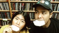 Pilih ngemil kerupuk, begini pose seru Bams bersama rekannya saat hendak siaran radio. Foto: Instagram bams_1606