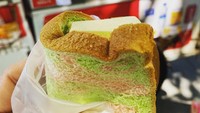 Sesekali Bams juga memanjakan diri dengan makan enak. Ia tak melewatkan sajian roti tawar plus es krim di Singapura ini. Foto: Instagram bams_1606