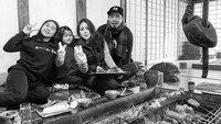 Jalan-jalan ke Jepang awal tahun 2020, pria 37 tahun ini habiskan waktu bersama istri dan anaknya. Mereka menikmati aneka menu bakaran. Foto: Instagram bams_1606