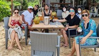 Begini potret kedekatan Bams, sang ibu, dan rekan-rekannya saat santai di Bali. Mereka menikmati minuman kelapa muda yang menyegarkan. Foto: Instagram bams_1606