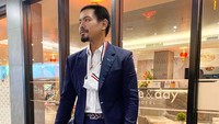 Bambang Reguna Bukit atau lebih dikenal Bams eks vokalis band Samsons ini menikah dengan Mikhavita Wijaya pada tahun 2014. Namun sayang kini rumah tangga mereka diberitakan berakhir. Foto: Instagram bams_1606