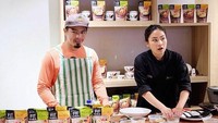Bams siap masak nih lengkap dengan menggunakan apron. Ia sedang mendemokan cara membuat makanan sehat. Foto: Instagram bams_1606