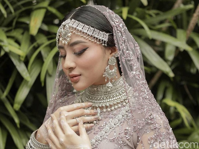 Kisah inspiratif wanita yang menekuni dunia henna. Momen pengajian dan siraman Margin.