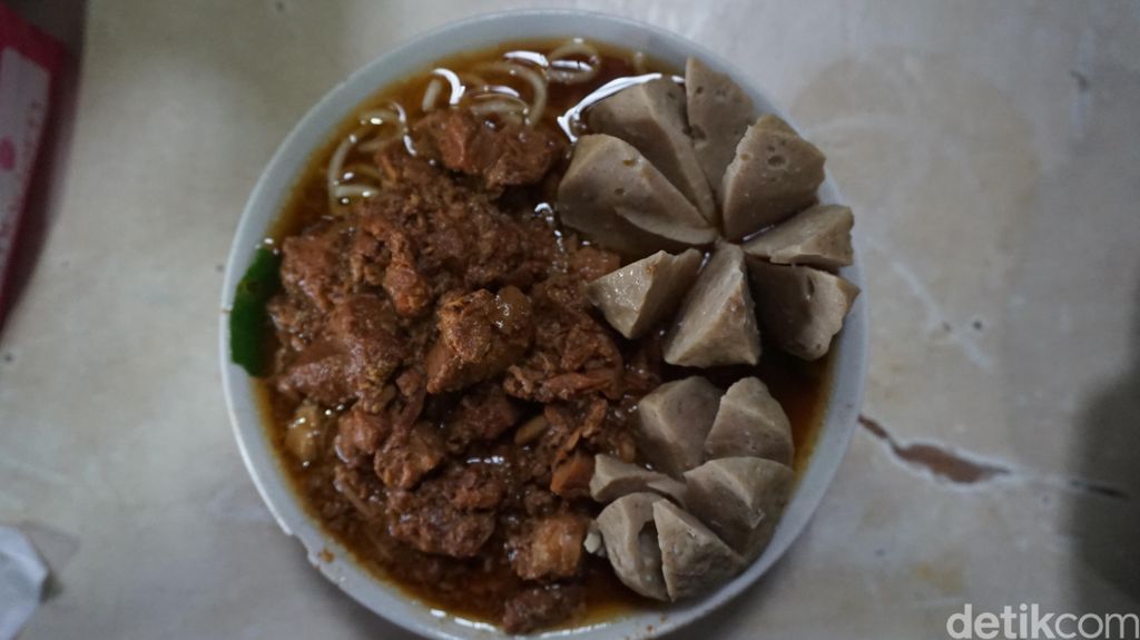 Kisah Naryo 'Pak Pendek' Jual Bakso Gerobakan hingga Buka Cabang
