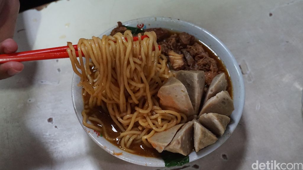 Kisah Naryo 'Pak Pendek' Jual Bakso Gerobakan hingga Buka Cabang