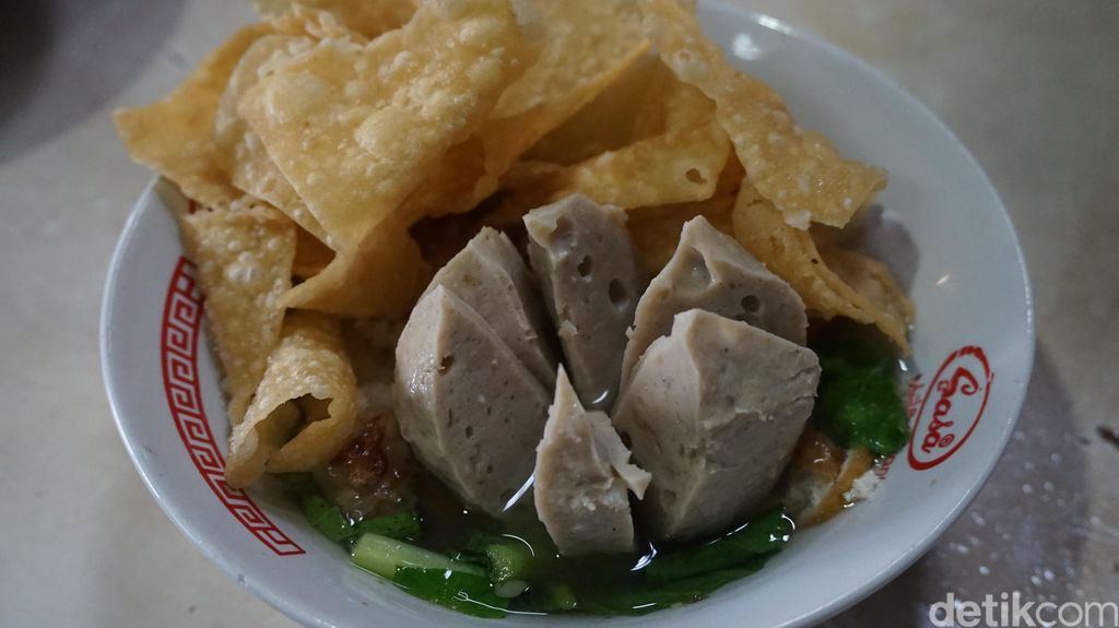 Kisah Naryo 'Pak Pendek' Jual Bakso Gerobakan hingga Buka Cabang