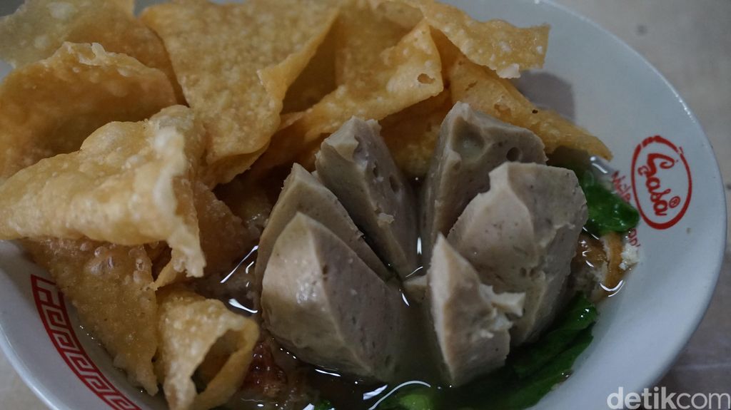 Kisah Naryo 'Pak Pendek' Jual Bakso Gerobakan hingga Buka Cabang