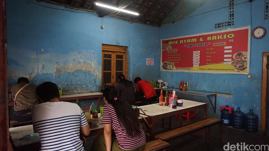 Kisah Naryo 'Pak Pendek' Jual Bakso Gerobakan hingga Buka Cabang