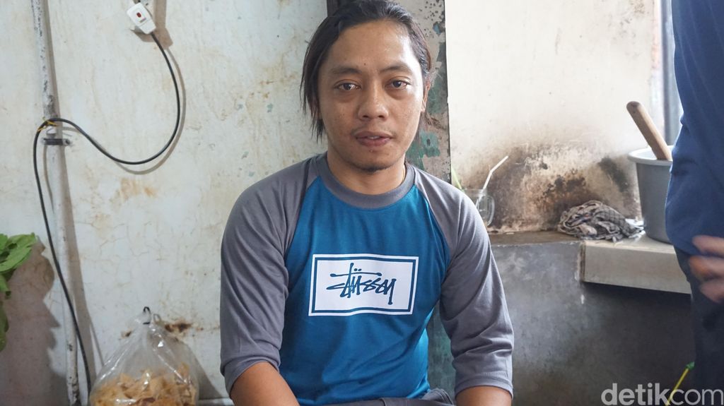 Kisah Naryo 'Pak Pendek' Jual Bakso Gerobakan hingga Buka Cabang