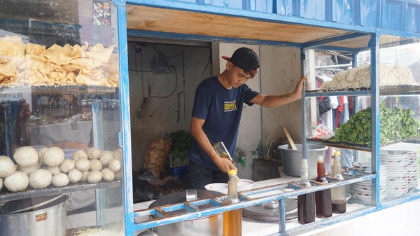 Kisah Naryo 'Pak Pendek' Jual Bakso Gerobakan hingga Buka Cabang