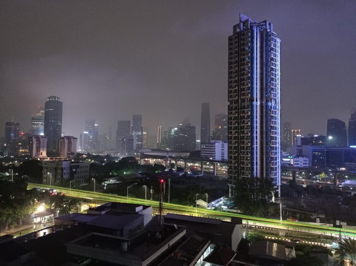 Kondisi DKI Jakarta Sabtu (27/3/2021) malam. Foto diambil pukul 20.38 WIB
