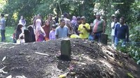Tak ada nama di batu nisan kuburan yang tanahnya meninggi itu. (Foto: Jeka Kampai-detikcom)