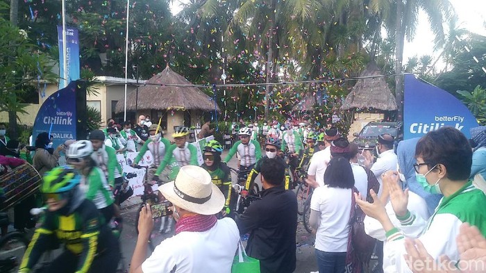 Pelepasan peserta event sepeda di Mandalika, Sabtu (27/3)
