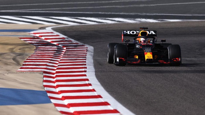BAHRAIN, BAHRAIN - MARCH 27: Max Verstappen of the Netherlands driving the (33) Red Bull Racing RB16B Honda on track during final practice ahead of the F1 Grand Prix of Bahrain at Bahrain International Circuit on March 27, 2021 in Bahrain, Bahrain. (Photo by Lars Baron/Getty Images)