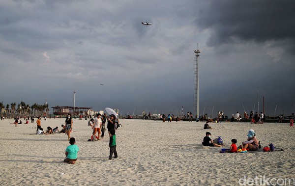 Berlokasi di kawasan Pantai Indah Kapuk 2 atau yang biasa disingkat PIK2, nama Pantai Pasir Putih segera menjadi buah bibir di kalangan traveler. Pantai ini merupakan buatan dan mungkin adalah satu-satunya di Jakarta. Satu paket, pantai ini juga dilengkapi dengan area pedestrian yang luas serta jalur sepeda. (Rachman_Foto) Berlokasi di kawasan Pantai Indah Kapuk 2 atau yang biasa disingkat PIK2, nama Pantai Pasir Putih segera menjadi buah bibir di kalangan traveler. Pantai ini merupakan buatan dan mungkin adalah satu-satunya di Jakarta. Satu paket, pantai ini juga dilengkapi dengan area pedestrian yang luas serta jalur sepeda. (Rachman_Foto)