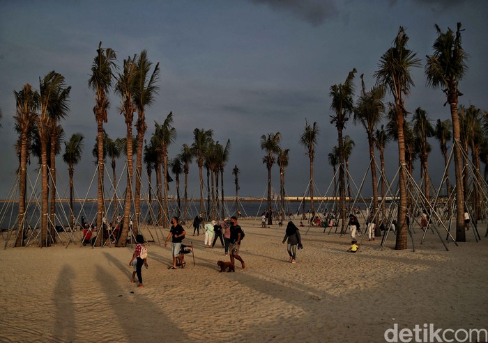 Menikmati Akhir Pekan di Pantai Pasir Puith PIK 2 Nama Pantai Pasir Putih di kawasan Pantai Indah Kapuk tengah populer di kalangan traveler. Yuk, lihat lagi keseruannya!.