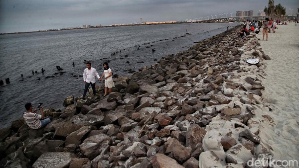 Semenjak dibuka tahun 2020 lalu, tak sedikit traveler yang singgah ke Pantai Pasir Putih kala bertandang ke PIK. Di tengah kondisi pandemi, destinasi outdoor ini memang jadi primadona. Semenjak dibuka tahun 2020 lalu, tak sedikit traveler yang singgah ke Pantai Pasir Putih kala bertandang ke PIK. Di tengah kondisi pandemi, destinasi outdoor ini memang jadi primadona.